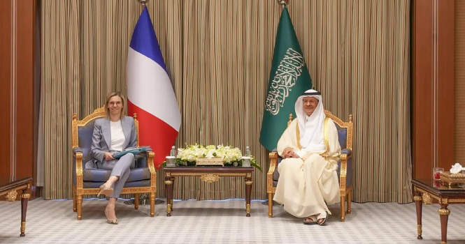 السعودية وفرنسا تتفقان على التعاون في مجالي الهيدروجين والكهرباء المولّدة بالطاقة المتجددة