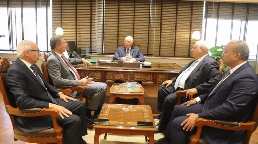 وزير الزراعة يبحث مع قيادات البنك الزراعي المصري دفع التمويل في مجال تنمية القطاع الزراعي 