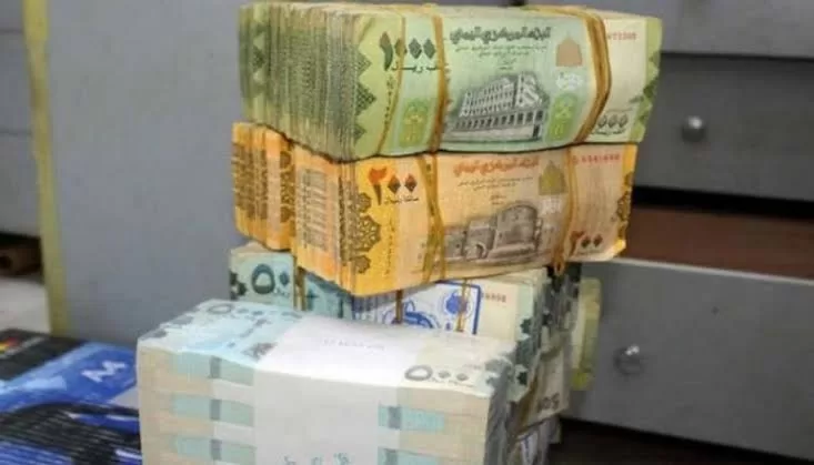 الريال اليمني يهبط لأدنى مستوى منذ عامين ويبلغ حاجز 1400 للدولار