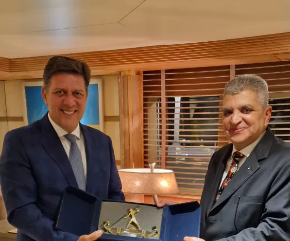 رئيس "قناة السويس" يبحث مع وزير الشئون البحرية اليوناني تعزيز التعاون