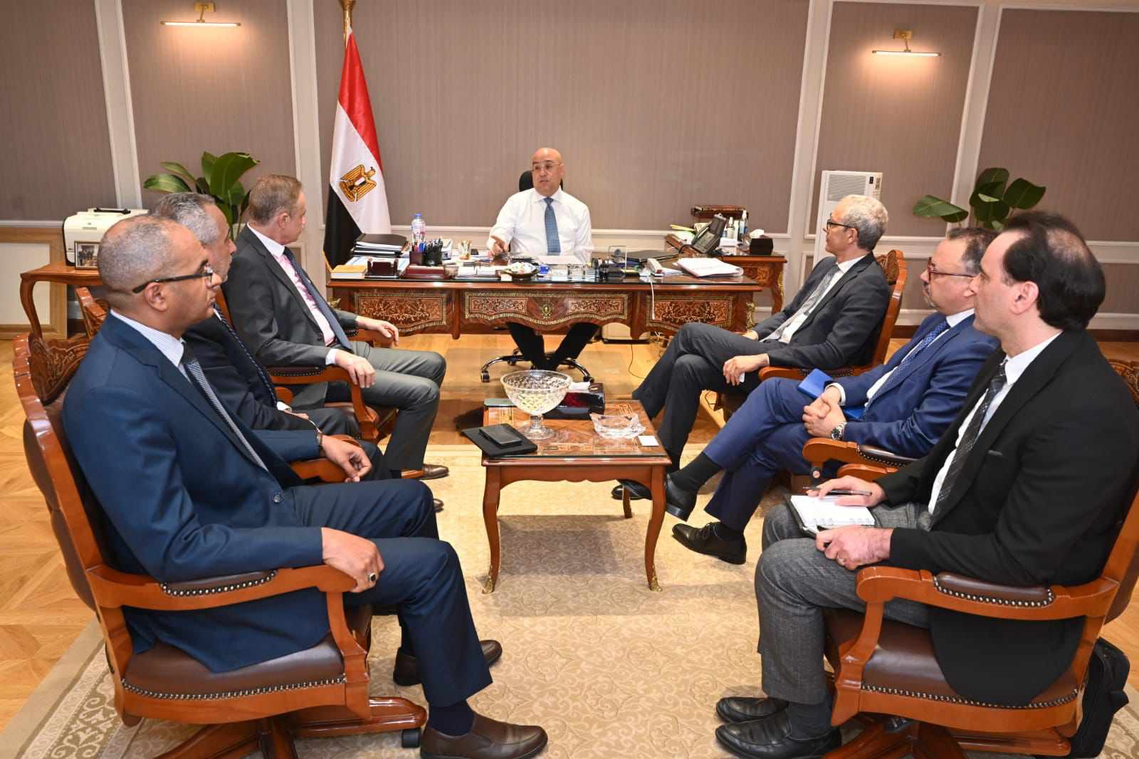 "الإسكان" تبحث التعاون مع "أكوا باور" بمشروعات تحلية مياه البحر