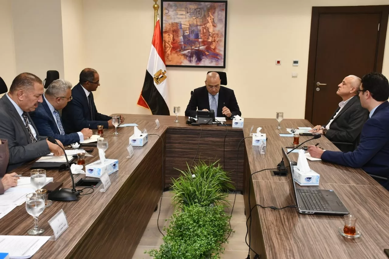 وزير الإسكان يبحث تعديل الكود المصري لاشتراطات الحماية المدنية