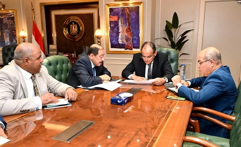 وزير الصناعة يبحث الفرص الاستثمارية والمشروعات المستهدفة بمنطقة المثلث الذهبي