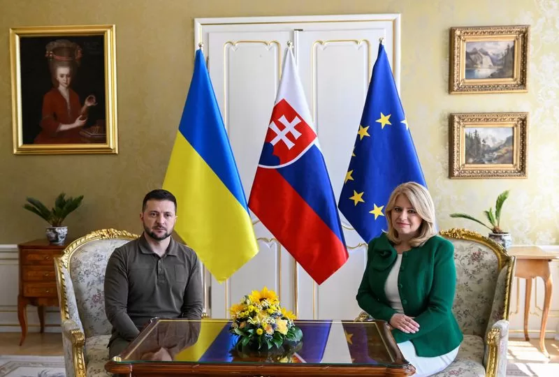 زيلينسكي يزور سلوفاكيا في إطار جولة قبل قمة لحلف الأطلسي