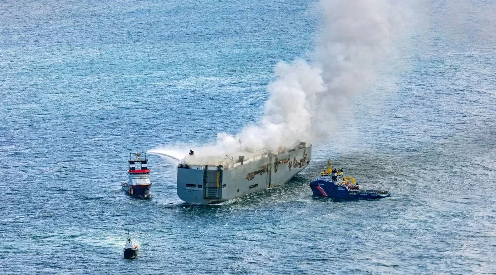 حاملة السيارات المحترقة فى هولندا