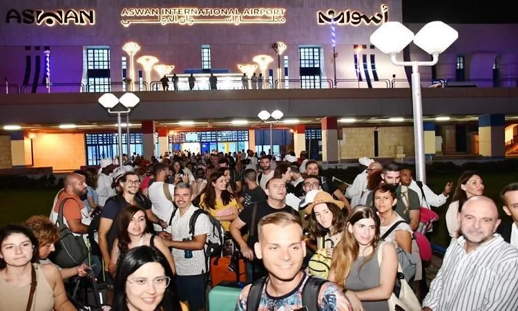 مطار أسوان يستقبل أولى الرحلات الشارتر من مدريد عليها 450 سائحًا
