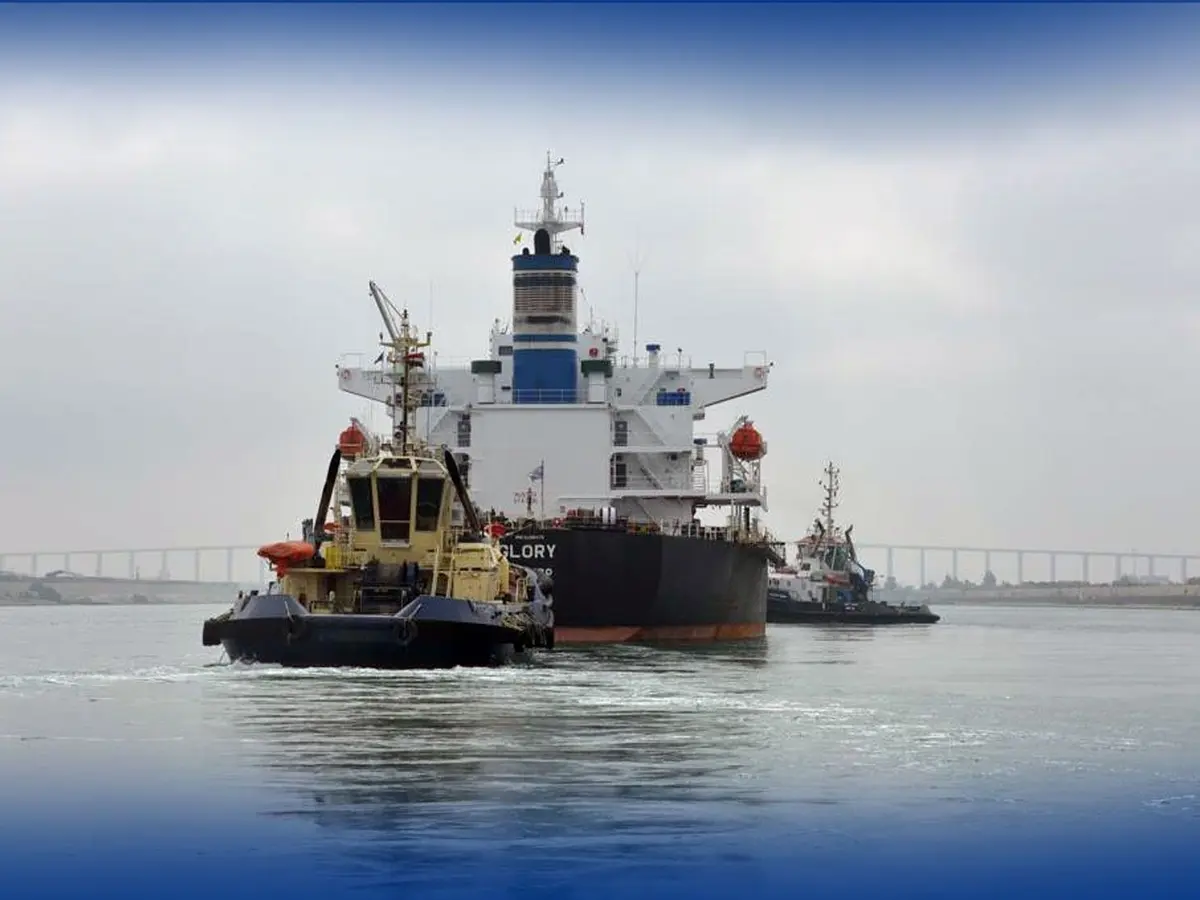 استمرار أعمال انتشال القاطرة الغارقة فى قناة السويس بواسطة الرافعة "إنقاذ"