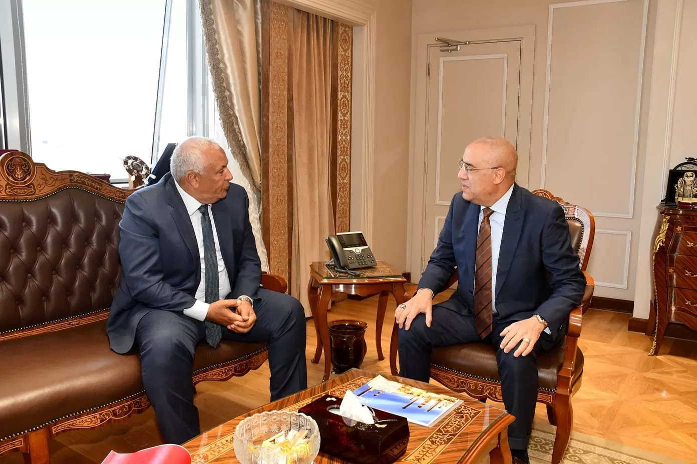 وزير الإسكان يتابع الموقف التنفيذى لمشروعات محافظة الوادى الجديد