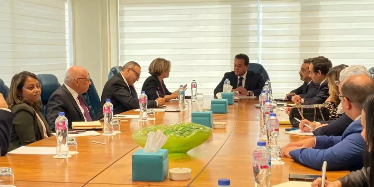 "الصحة" تبحث الاستفادة من منح البنك الدولي لتوفير الدعامات القلبية