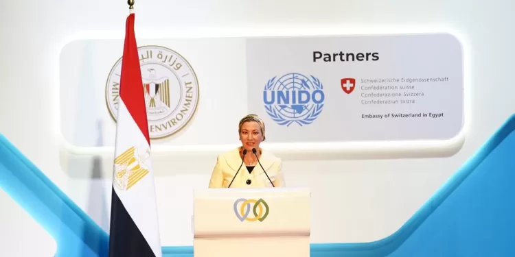 وزيرة البيئة: مليار جنيه عائد سنوي من كبس قش الأر