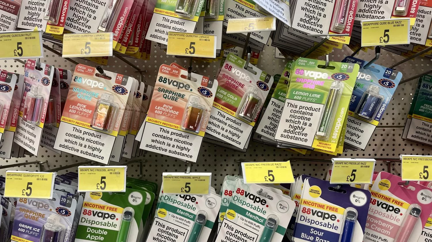 فرنسا تعتزم حظر السجائر الإلكترونية التى تستخدم لمرة واحدة