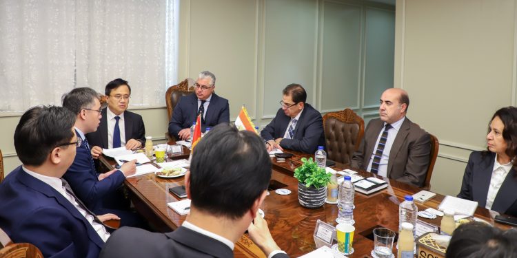 رئيس اقتصادية قناة السويس يستقبل نائب محافظ مقاطعة شاندونج الصينية لبحث التعاون