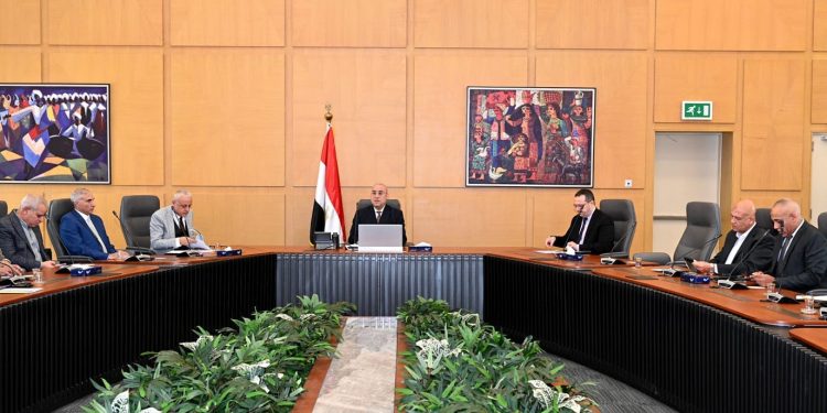 وزير الإسكان يوجه ببدء العمل لوضع موازنة مستقلة لكل مدينة جديدة