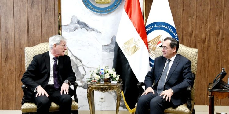 وزير البترول خلال لقائه مع رئيس شركة دانة غاز