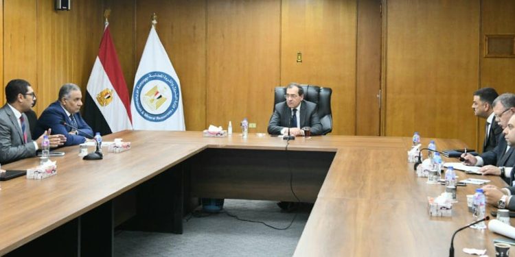 وزير البترول خلال الاجتماع الذي عقد اليوم بمقر هيئة الثروة المعدنية