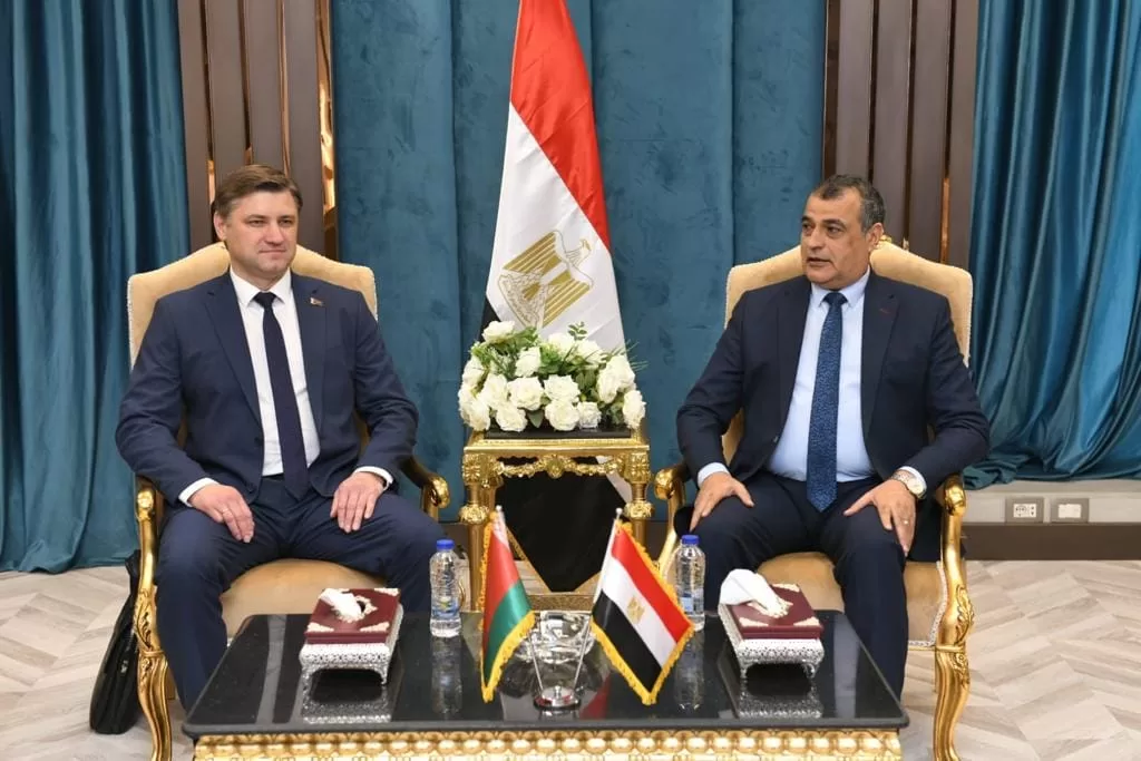 وزير الدولة للإنتاج الحربي ووزير التجارة البيلاروسي يبحثان سبل تعزيز التعاون المشترك
