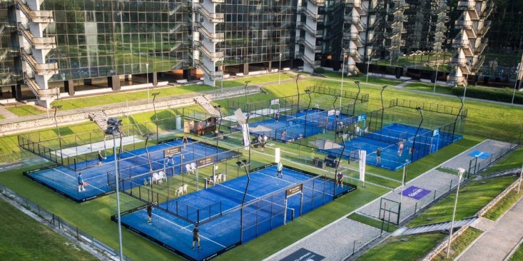 الحكومة تتعاقد مع شركة خاصة لإنشاء 30 ملعب بادل تنس