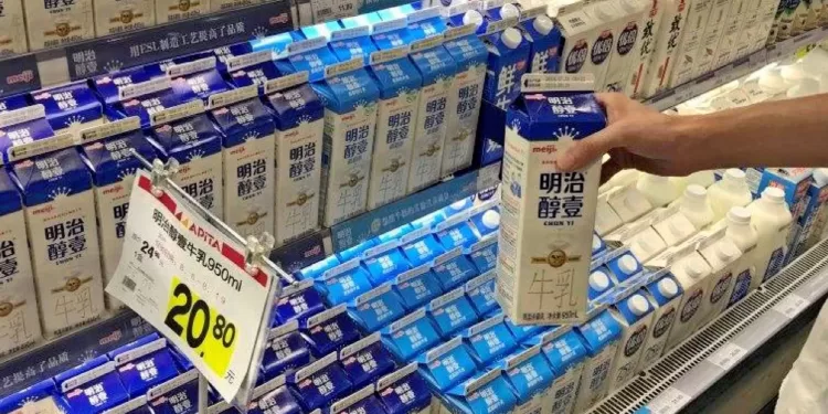 شركة يابانية تسحب حليبها المعبأ بعد الكشف عن تلوثه بأدوية للماشية