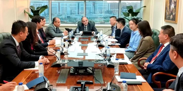 وزير التجارة: نسعى لجذب شركات صينية بمجالات البتروكيماويات والإلكترونيات