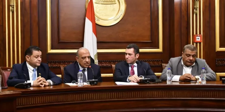 "عصمت": جدول زمني لإنجاز المشروع القومي لتطوير صناعة الغزل والنسيج