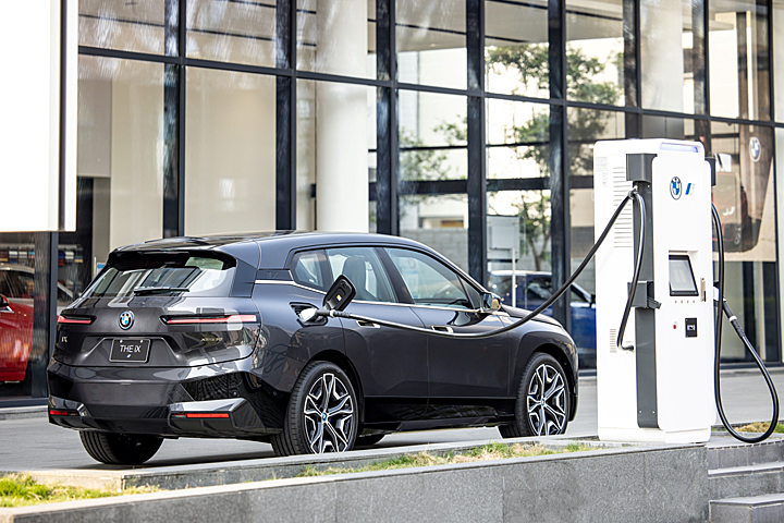 “بي إم دبليو” و”مرسيدس” تؤسسان شبكة لشحن السيارات الكهربائية في الصين