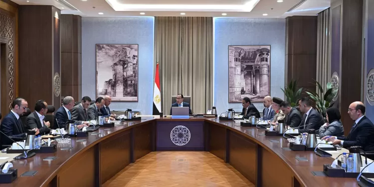 رئيس الوزراء: برنامج زمنى لتشغيل طرق المرحلة الأولى بمنظومة النقل الذكى