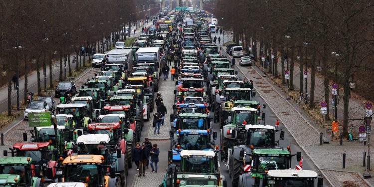 مزارعون ألمان يتظاهرون ضد خطط لتقليص الدعم الحكومي