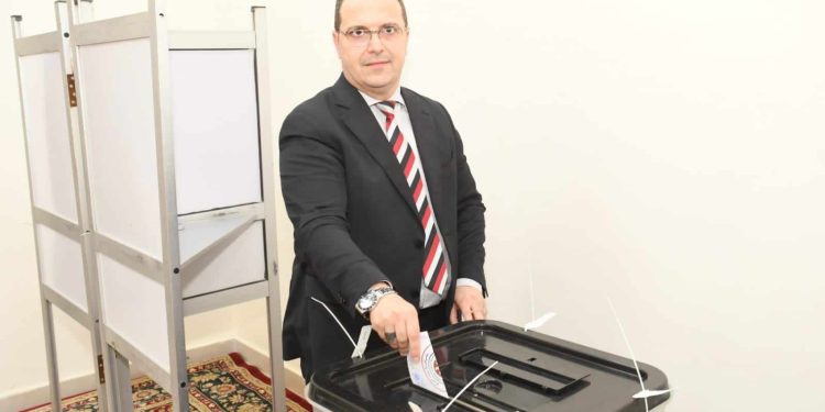 المشرف على مكتب وزير الإسكان يدلى بصوته في الانتخابات الرئاسية