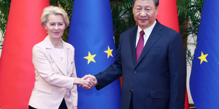 رئيسة المفوضية الأوروبية خلال لقائها مع الرئيس الصيني شي جين بينج