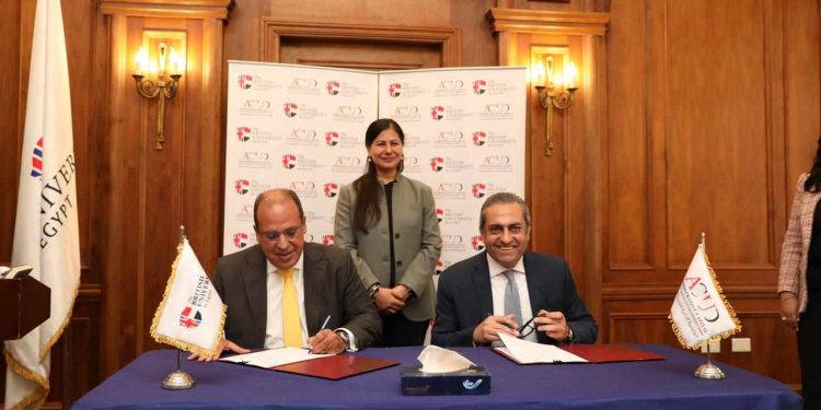 المهندس خالد عباس والدكتور محمد لطفي أثناء توقيع البروتوكول