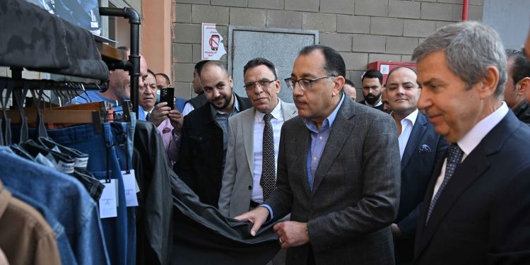رئيس الوزراء يتفقد مصنع "فورتكس للنسجيات" بمدينة السادات