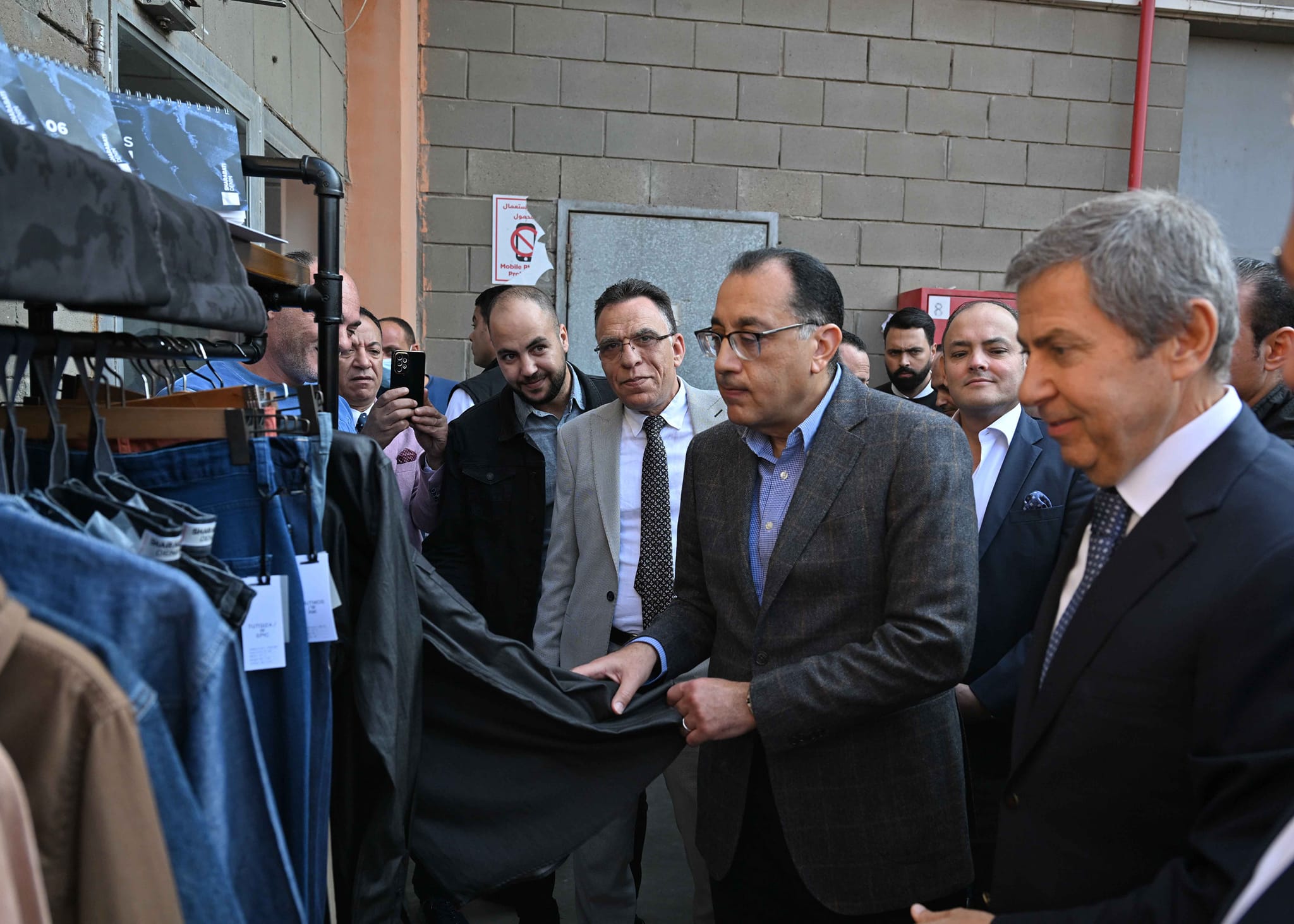 رئيس الوزراء يتفقد مصنع "فورتكس للنسجيات" بمدينة السادات