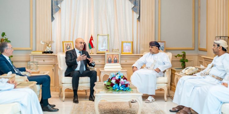 وزير الإسكان يبحث مع نظيره العماني التعاون المشترك وتبادل الخبرات