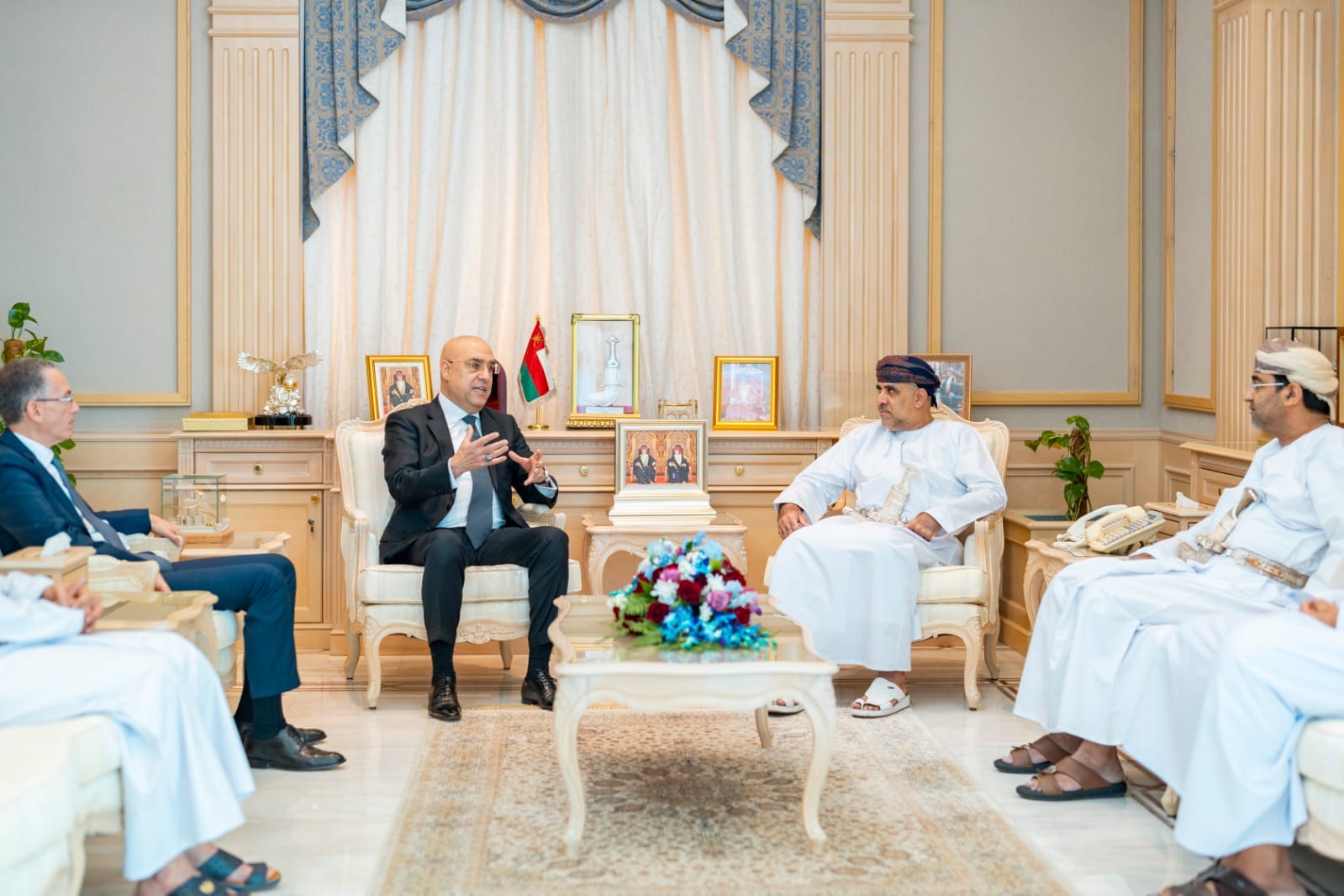وزير الإسكان يبحث مع نظيره العماني التعاون المشترك وتبادل الخبرات