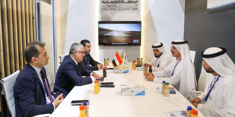 "اقتصادية قناة السويس" تبحث تعزيز التعاون مع "موانئ دبي"