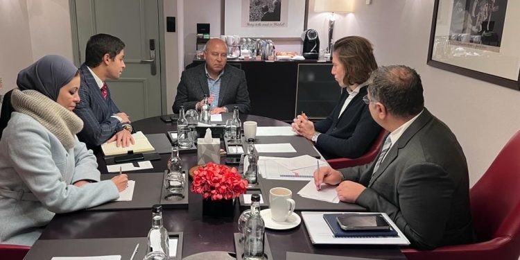 وزير النقل يبحث مع "ألستوم" تنفيذ مشروعات التعاون المشترك