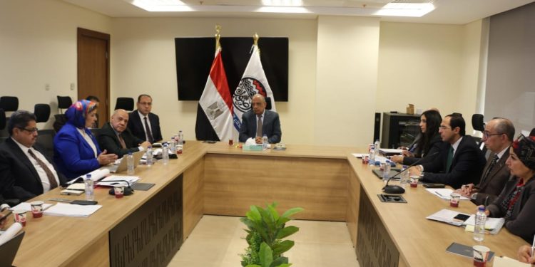 وزير قطاع الأعمال يتابع تنفيذ مشروع تطوير صناعة الغزل والنسيج