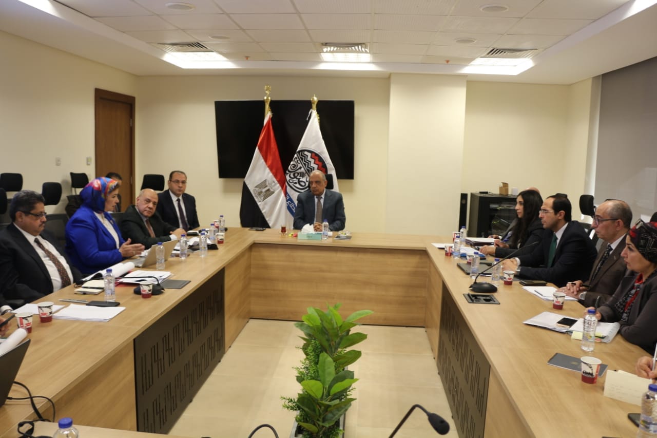 وزير قطاع الأعمال يتابع تنفيذ مشروع تطوير صناعة الغزل والنسيج