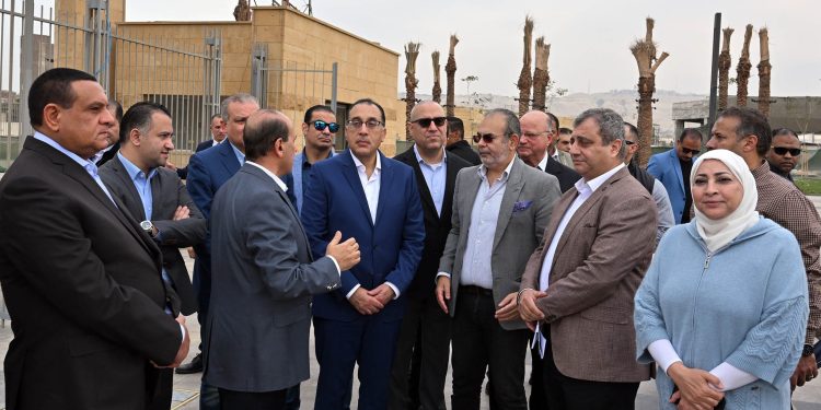 رئيس الوزراء يتابع سير العمل في مشروع حدائق الفسطاط