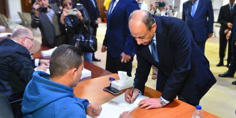 وزير الطيران يدلي بصوته في الانتخابات الرئاسية بمطار القاهرة