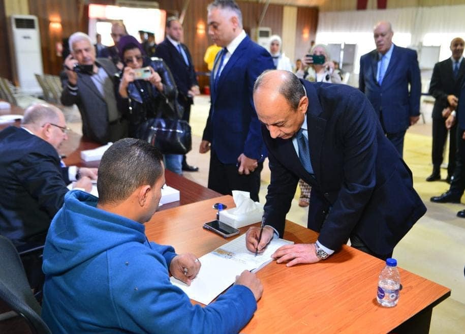وزير الطيران يدلي بصوته في الانتخابات الرئاسية بمطار القاهرة