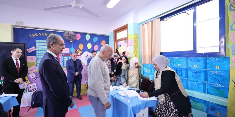 وزير الاتصالات يدلي بصوته فى الانتخابات الرئاسية