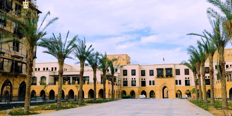 وزير الإسكان يستعرض التصميم الداخلي لفندق "سور مجرى العيون"