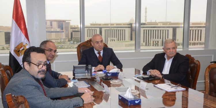 وزير الإسكان يتابع تنفيذ مشروع تحسين نوعية المياه بمصرف كيتشنر