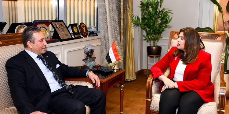 وزيرة الهجرة خلال لقائها مع رئيس شركة نت سينك