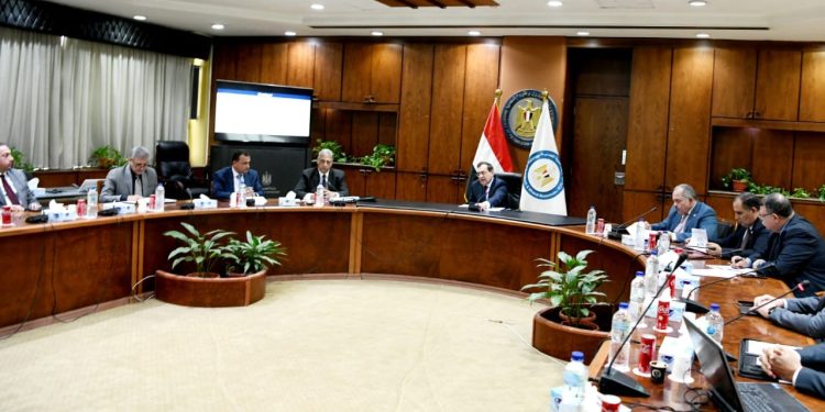 وزير البترول يبحث تقدم أعمال تحسين الزيت الخام فى الصحراء الغربية