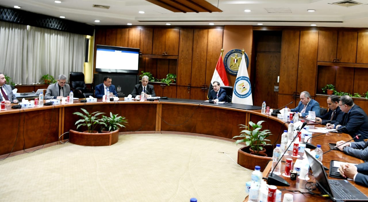 وزير البترول يبحث تقدم أعمال تحسين الزيت الخام فى الصحراء الغربية