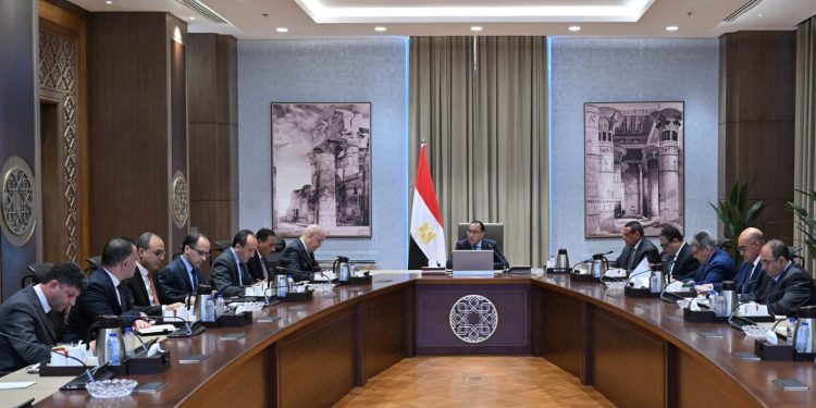 رئيس الوزراء يتابع عددًا من ملفات العمل في محافظة مطروح