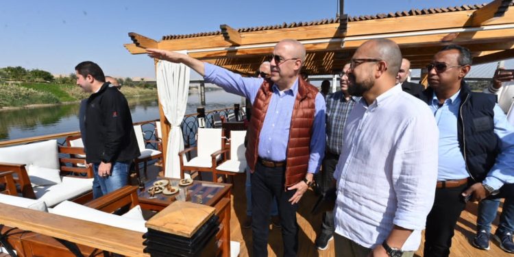 وزير الإسكان يتفقد مشروعات الشريط النهرى السياحى بـ"أسوان الجديدة"