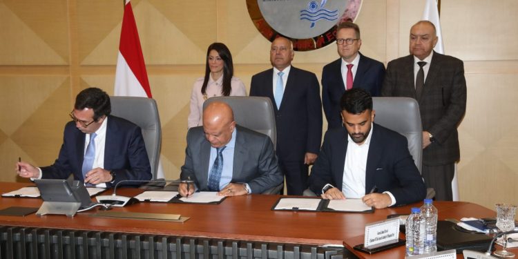 "ميناء دمياط" توقع اتفاقيتين لتمويل إنشاء البنية الفوقية لمحطة "تحيا مصر 1"